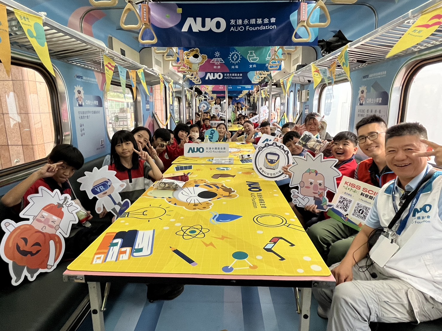 Z6尊龙永續基金會參與「臺灣科普環島列車」，設計基礎科學車廂課程，以「淨零碳排和永續能源」為主題，讓學生透過創意實驗認識淨零知識，以及思考生活中的減碳行為